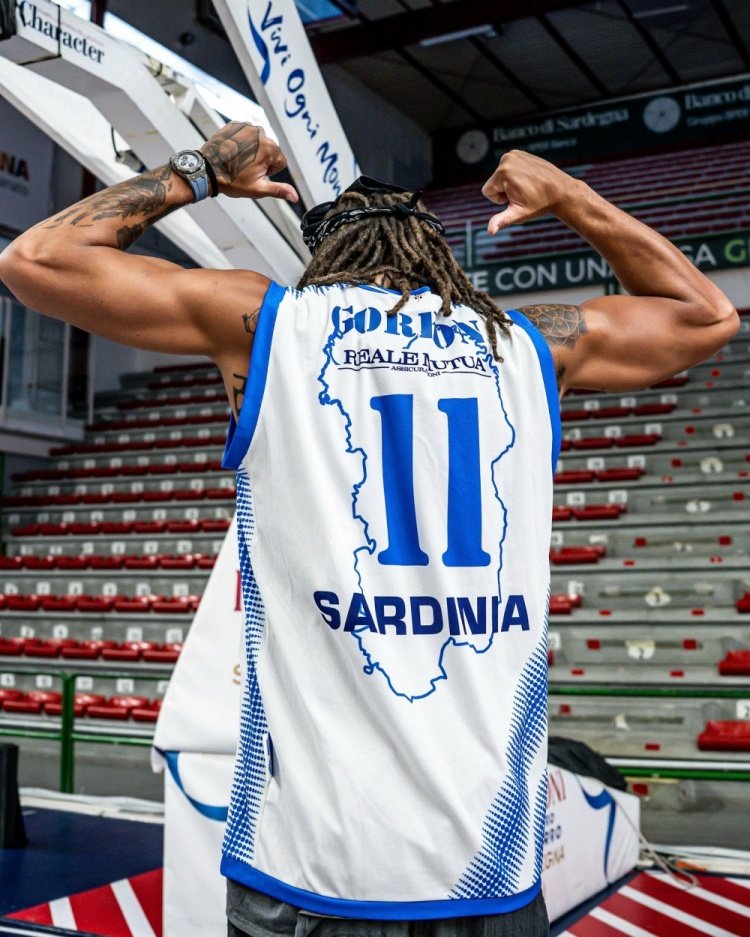 遥远的他不可以再归家！戈登在意大利穿上其已故哥哥的球衣