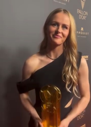 励志！女足雅辛奖得主汉普顿天生斜视，曾做过多次眼睛手术