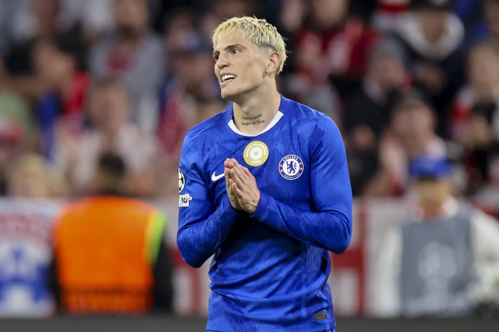 太阳报：部分曼联球员对加纳乔的遭遇感到惋惜，认为他只是被带坏